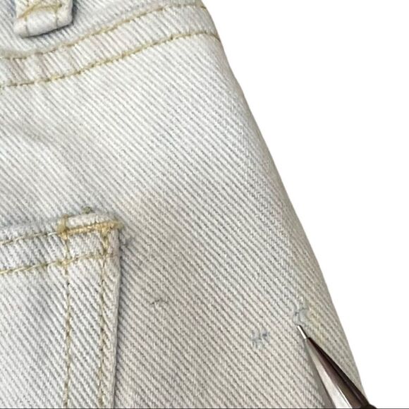 PrettyLittleThing Bleach Wash Raw Hem Hot Pants - Picture 7 of 8